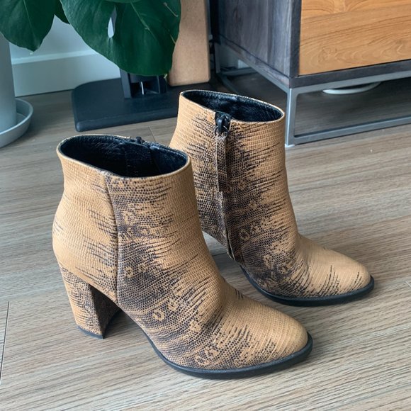 FRĒDA SALVADOR CAMEL SNAKE PRINT BOOTS SIZE 7[NEW] - Picture 3 of 5
